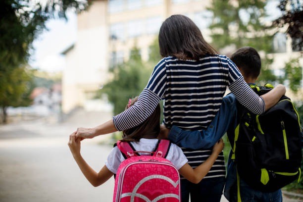 pola asuh remaja, anak makin nekat, orang tua mengontrol anak, parenting anak remaja, cara menghadapi anak susah diatur, komunikasi dengan remaja, remaja memberontak, mengasuh anak dengan kepercayaan, batasan sehat parenting, psikologi anak remaja